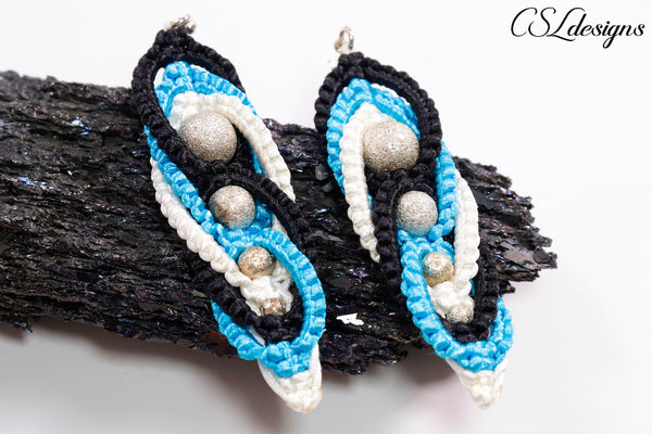 Intertwining herringbone macrame earrings ⎮ Blue and silver