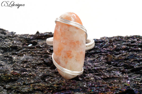 Elegant cabochon wirework ring ⎮ Silver and sunstone