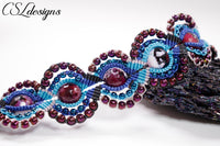 Beaded circles micro macrame bracelet ⎮ Blue and burgundy