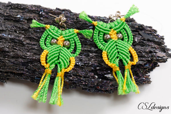 Micro macrame owl earrings ⎮ Green and yellow