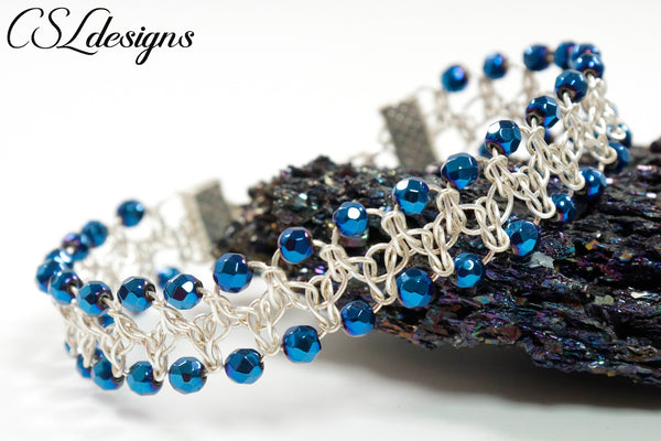 Alternating square knot wire macrame bracelet ⎮ Silver and blue